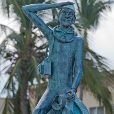 Statue of Jacques-Yves Cousteau on La Paz’s Malecón boardwalk, depicting the French oceanographer in his red cap with a camera, honoring his marine exploration legacy. Early Explorers of the ocean.