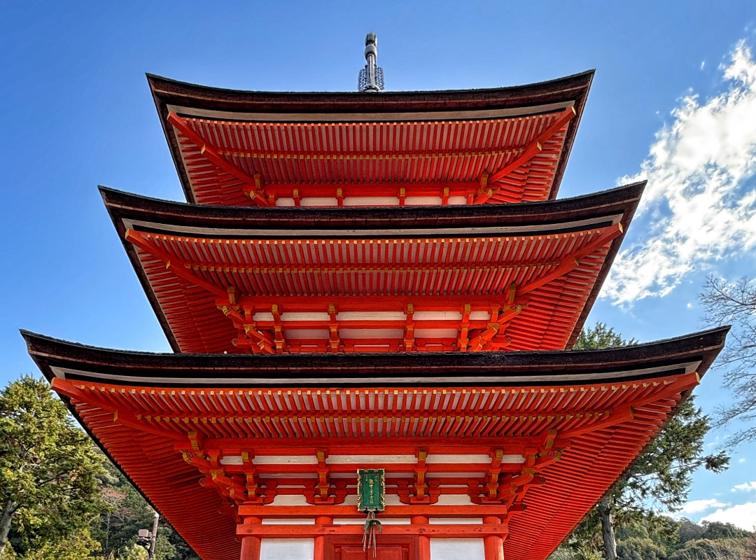 world landmark - Traditional wooden machiya houses and lanterns in Kyoto’s historic Gion district